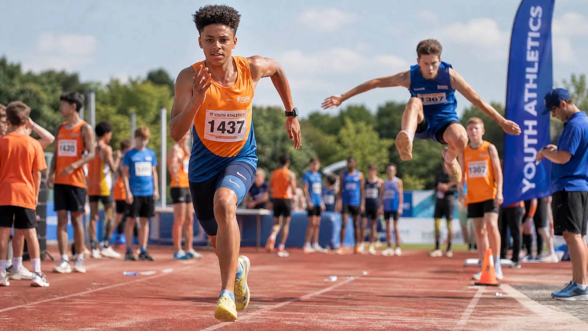 阳光球场上青少年运动员奔跑训练的青少年体育选拔场景